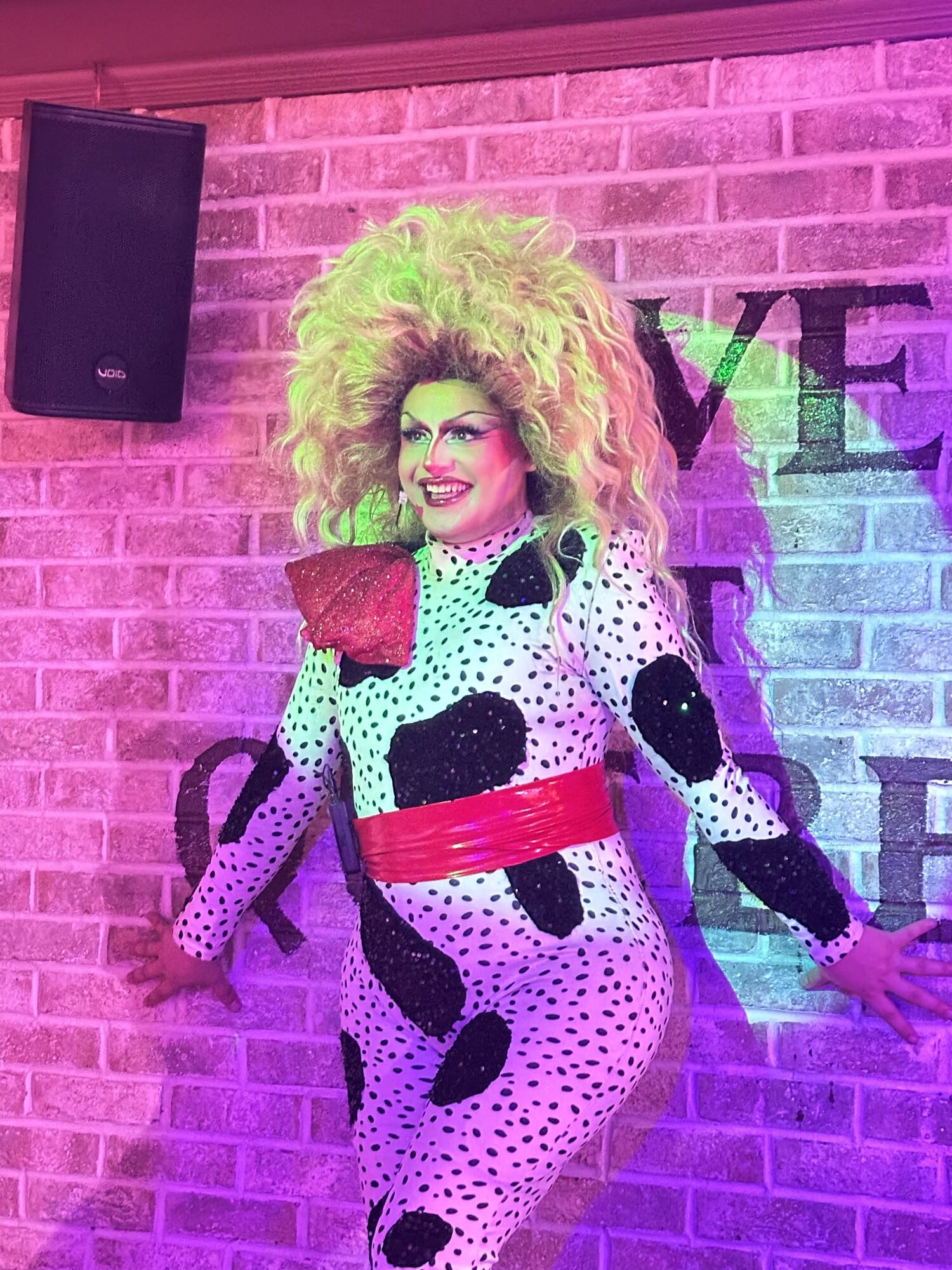 Tania Lecoq on stage with arms outstretched